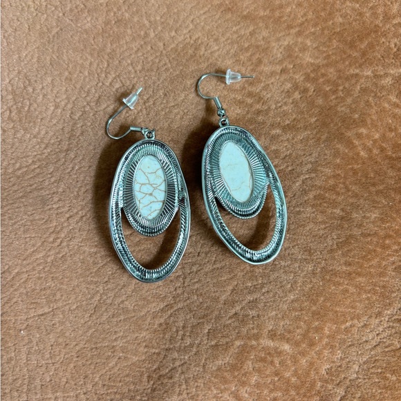 🌹White stone and silver earrings. - Picture 2 of 2